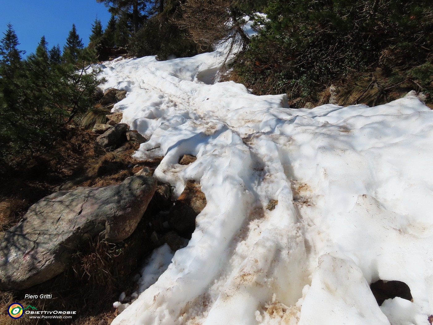10 In decisa salita pestando neve.JPG